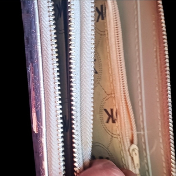 Michael Kors Womens Wallet - Picture 2 of 5